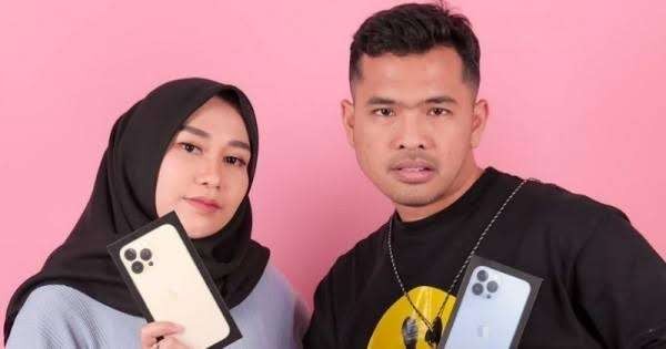Putra Siregar dan istrinya, Septia Siregar promosi produk iPhone dari PS Store. Toko digeruduk massa. (Foto: Instagram)