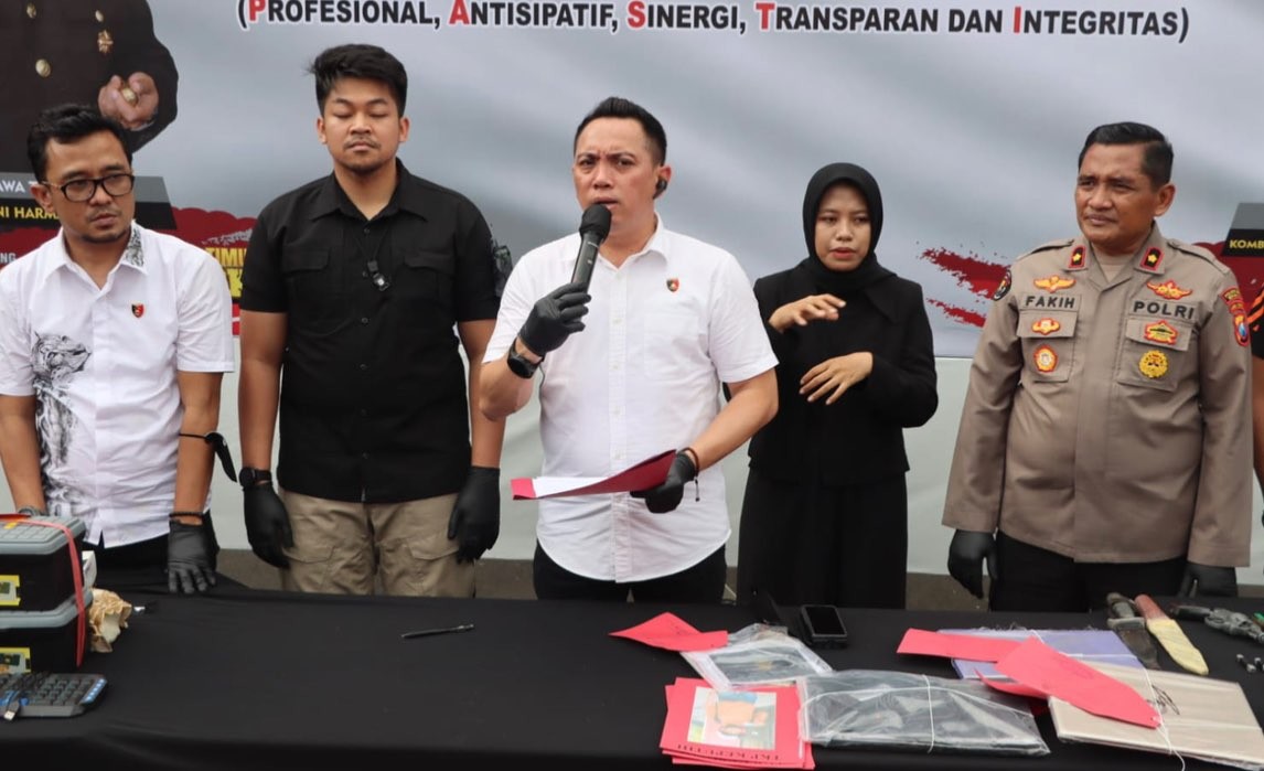 Kasat Reskrim Polrestabes Surabaya, AKBP Mirzal Maulana (tengah) menjelaskan kasus pencurian di wilayah kampus. (Foto: Andhi Dwi/Ngopibareng.id)
