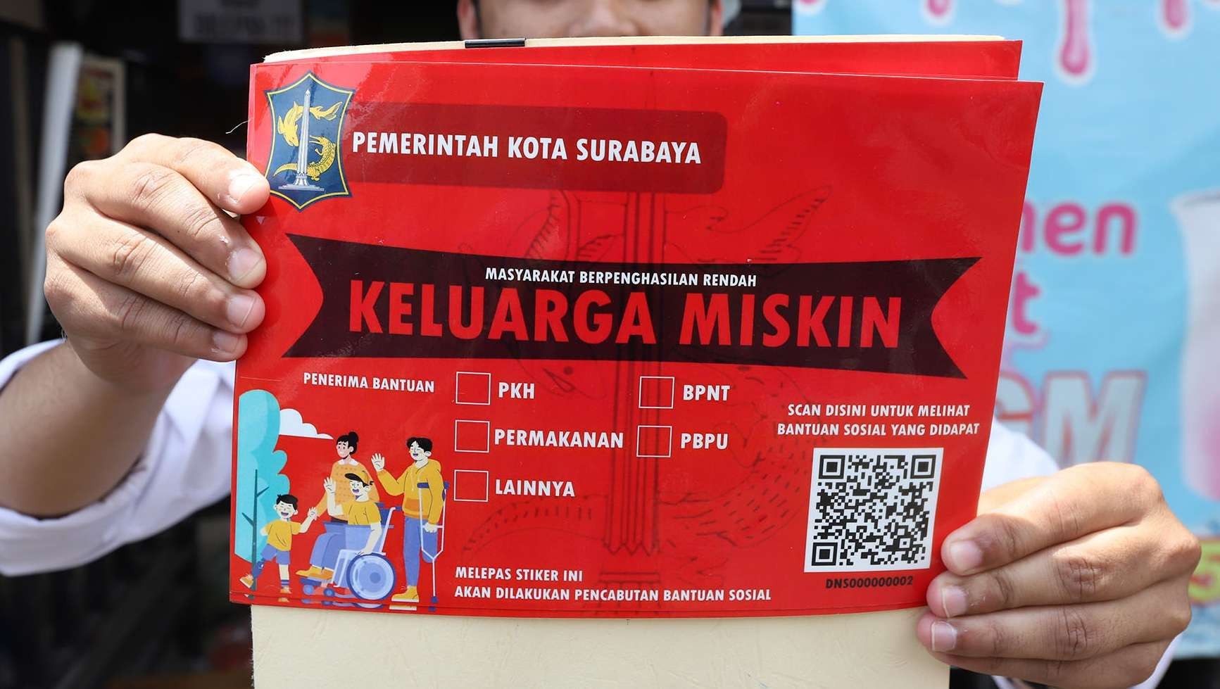 Ilustrasi penempelan stiker warga miskin di Surabaya. (Foto: Humas Pemkot Surabaya)