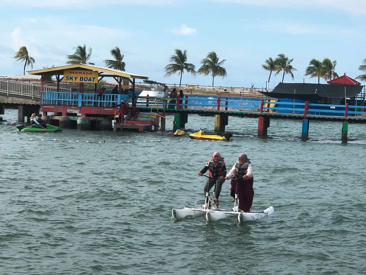 Wahana sepeda air di bibir pantai Wisata Bahari Lamongan (WBL) ditutup sementara sebagai antisipasi gelombang tinggi. (Foto: Istimewa)