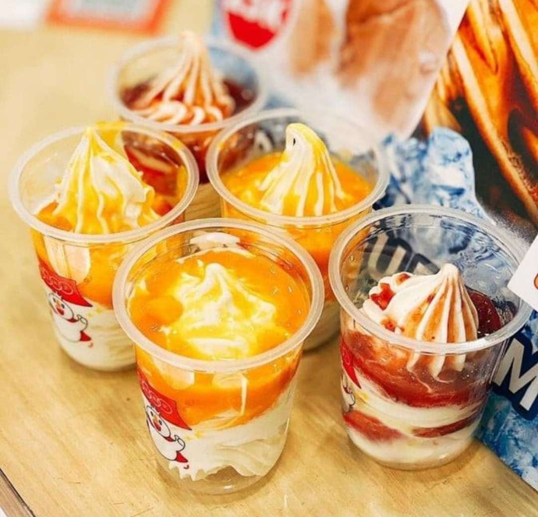 Warna-warni es krim Mixue yang menyegarkan. Sertifikat halal masih diproses. (Foto: Instagram @micueindonesia)
