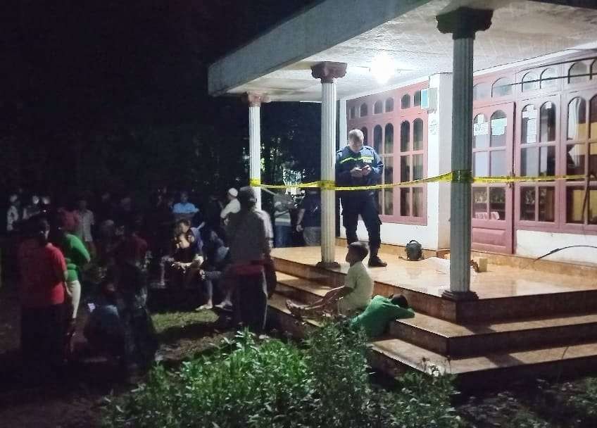 Sejumlah warga menyaksikan polisi melakukan olah TKP di rumah nenek yang dirampok di Kota Probolinggo. (Foto: Ikhsan Mahmudi/Ngopibareng.id)