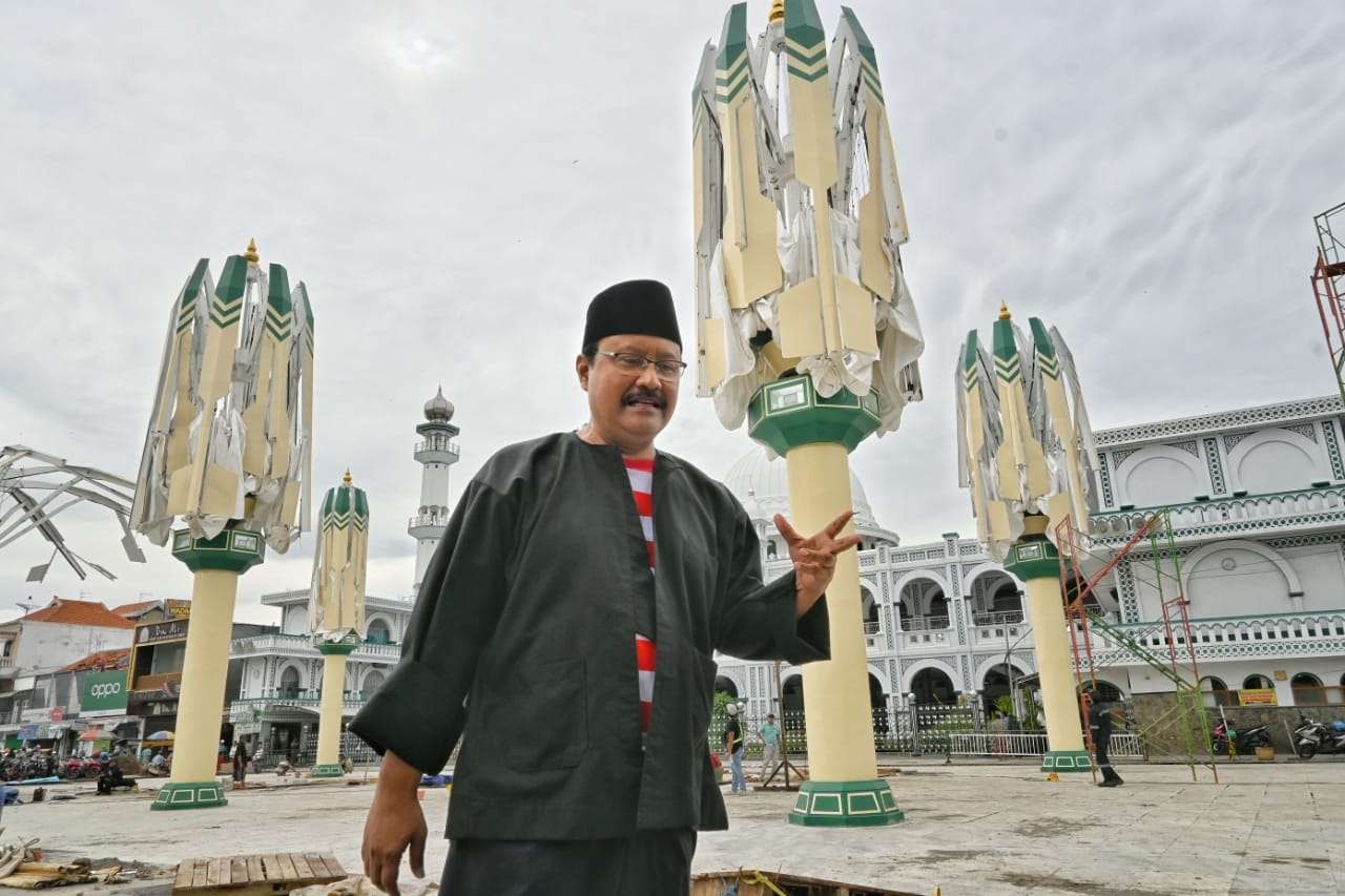 Walikota Pasuruan Gus Ipul minta seluruh PKL, warga, dan para peziarah serta pengunjung bisa bersama menjaga kebersihan kawasan alun-alun. (Foto: Dokumentasi Kota Pasuruan)