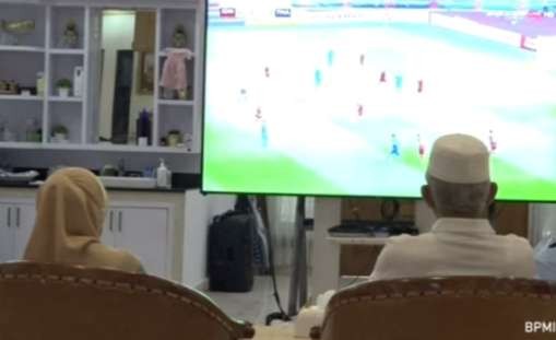 Wapres Ma'ruf Amin ditemani  Ibu Wury nobar Piala AFF di  kediaman pribadi bersama perangkat wapres. (Foto: YouTube Setwapres)