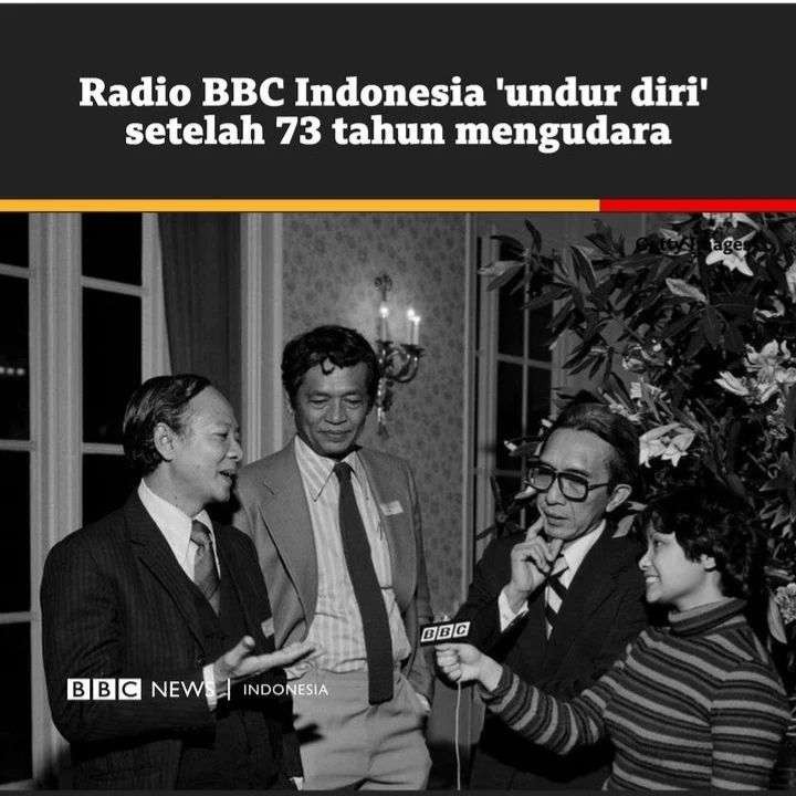 Dua tokoh pers Indonesia, Muchtar Lubis (tengah kiri) dan Rosihan Anwar (berkacamata), tengah diwawancarai Inke Maris (kanan) dari BBC Siaran Indonesia dari London. (Foto: dok/BBC-Indonesia)