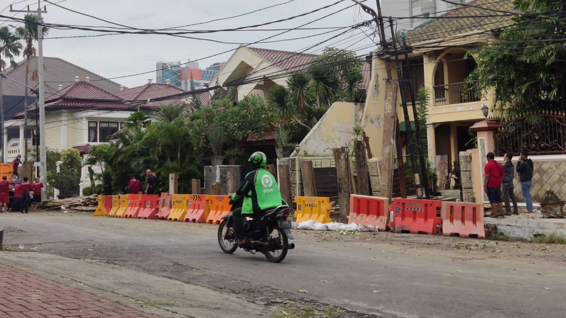 Warga sudah bisa kembali melintas di area lokasi kejadian tanah ambles di Jalan Pakis Argosari, Surabaya, Sabtu 31 Desember 2022. (Foto: Fariz Yarbo/Ngopibareng.id)