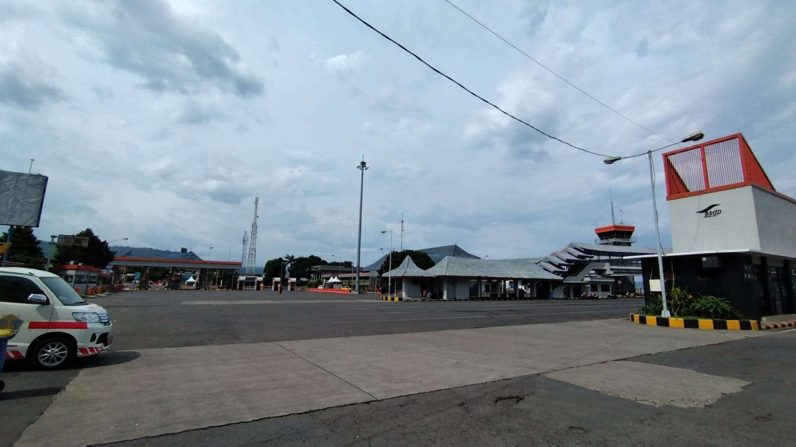 Situasi area parkir Pelabuhan Ketapang lengang pada Sabtu, 31 Desember 2022 siang. (Foto: Muh Hujaini/Ngopibareng.id)