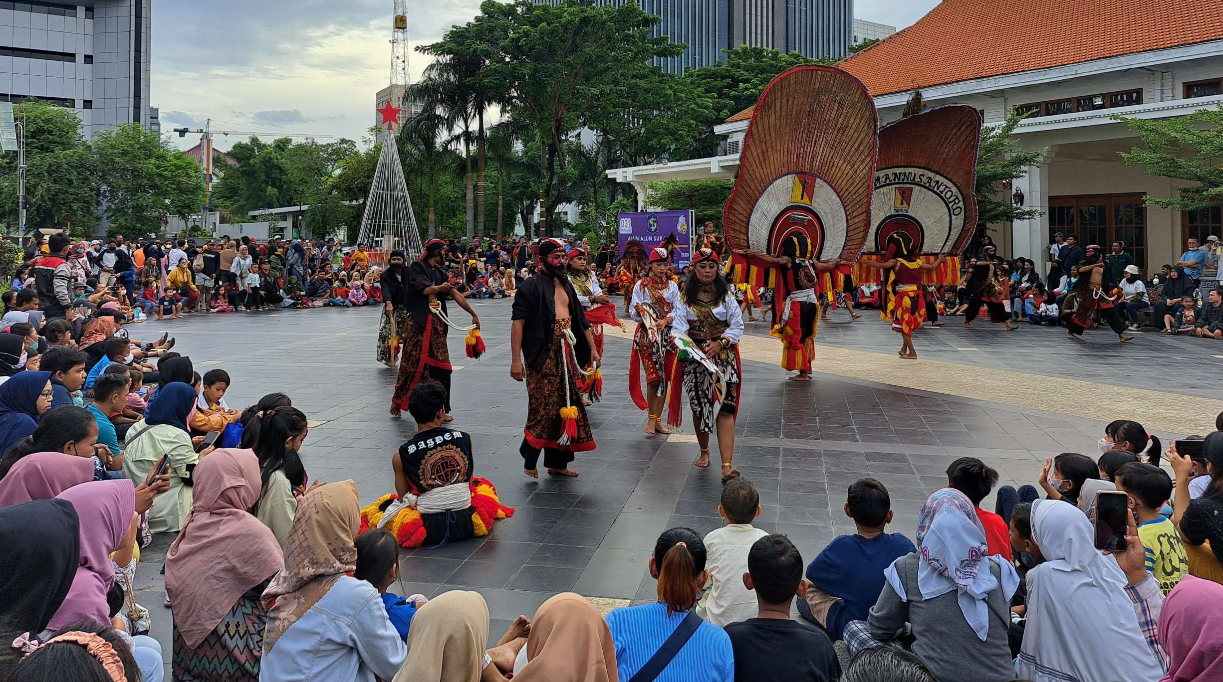 Pertunjukan Reog Ponorogo di Alun-alun Surabaya saksikan sejumlah warga. (Foto: Pita Sari/Ngopibareng.id)