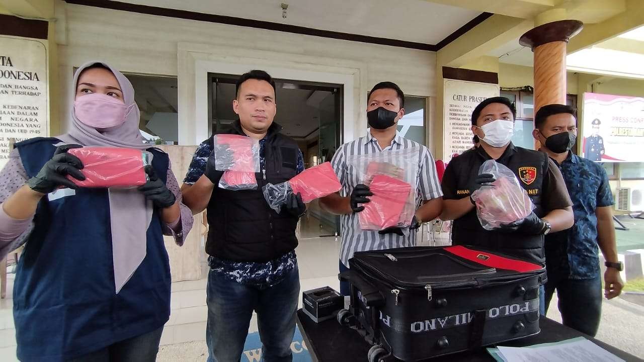 Polisi menunjukkan uang palsu pecahan seratus ribu yang disita dari tiga pelaku. (Foto: Muh Hujaini/Ngopibareng.id)