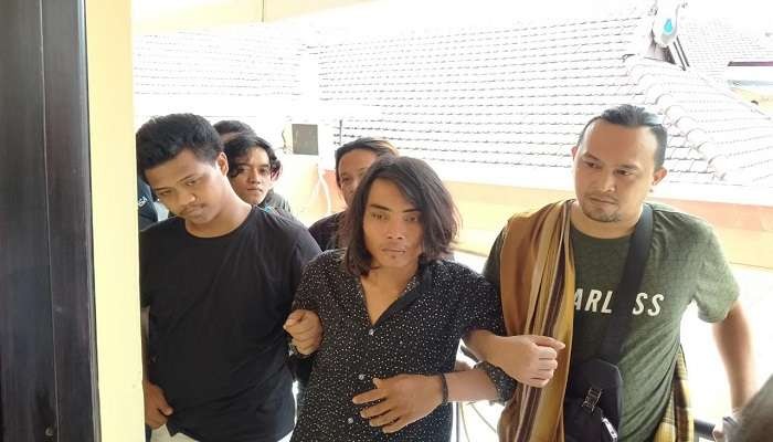 Tersangka pembunuhan siswa SMK hamil sempat menuduh korban selingkuh. (Foto: Rusdi/Ngopibareng.id)