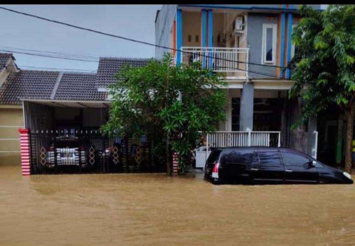 Kondisi kompleks Perumahan Graha Indah Paciran saat tergenang banjir luapan kali setempat. (Foto: Istimewa)