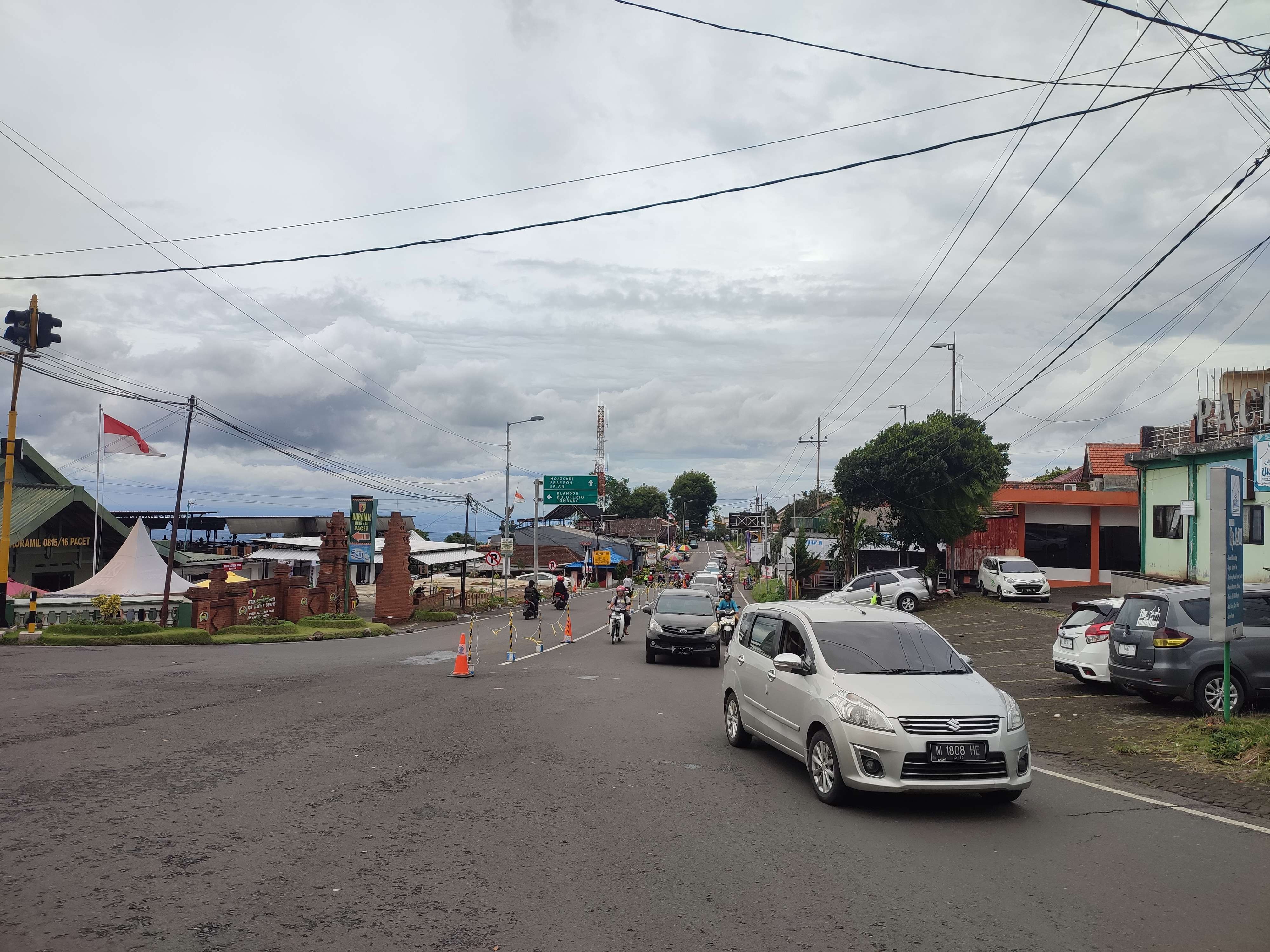 Kondisi lalu lintas di Bunderan Pacet, Mojokerto.(Foto: Deni Lukmantara/Ngopibareng.id)
