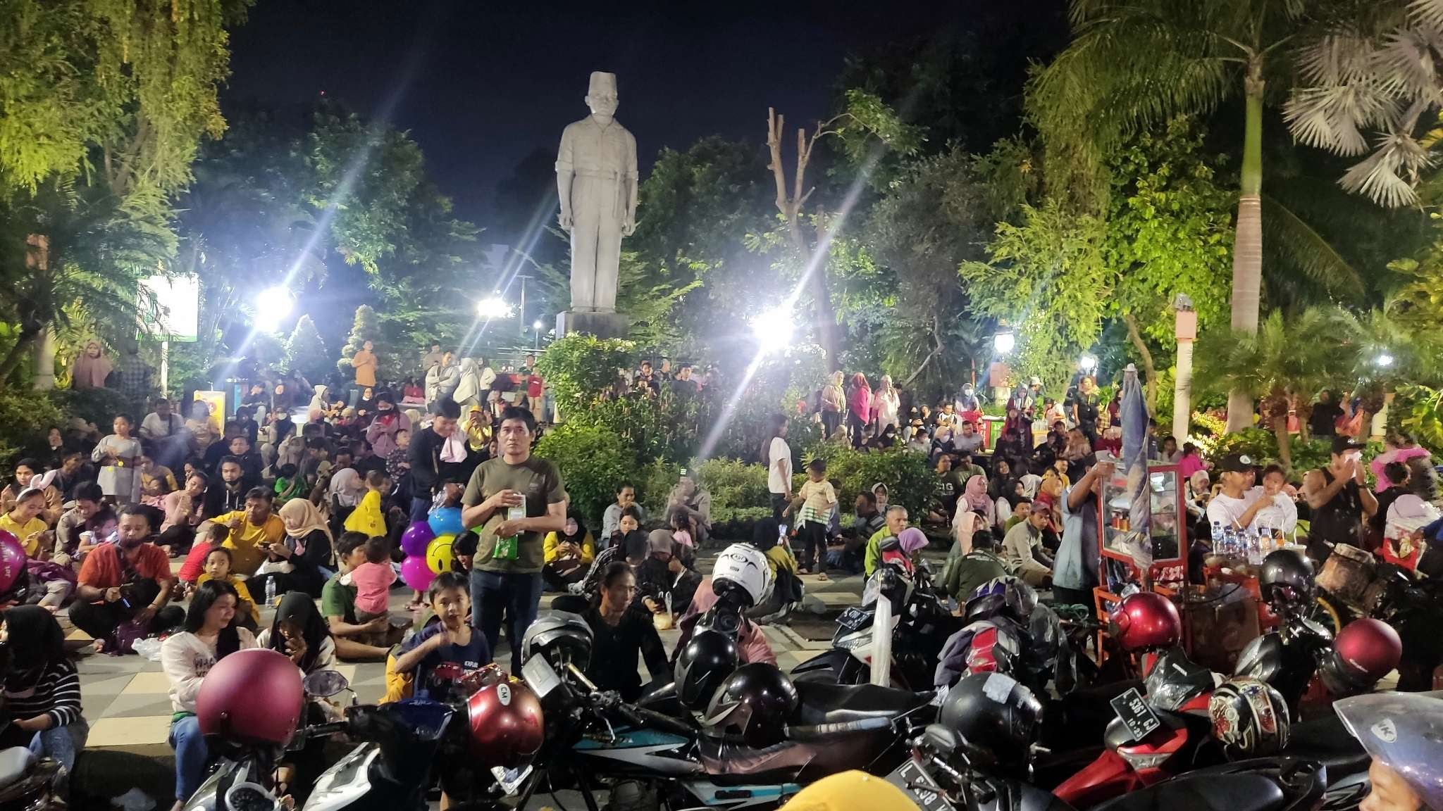Warga berkumpul di Taman Apsari Surabaya menanti pergantian tahun. (Foto: Fariz Yarbo/Ngopibareng.id?