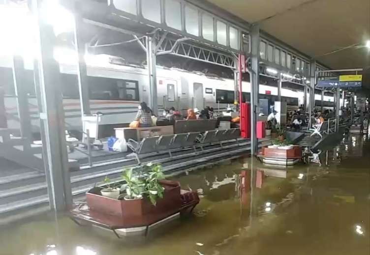 Imbas banjir Semarang yang menggenangi Stasiun Tawang, perjalanan kereta api mengalami keterlambatan ke stasiun tujuan. (Foto: Twitter)
