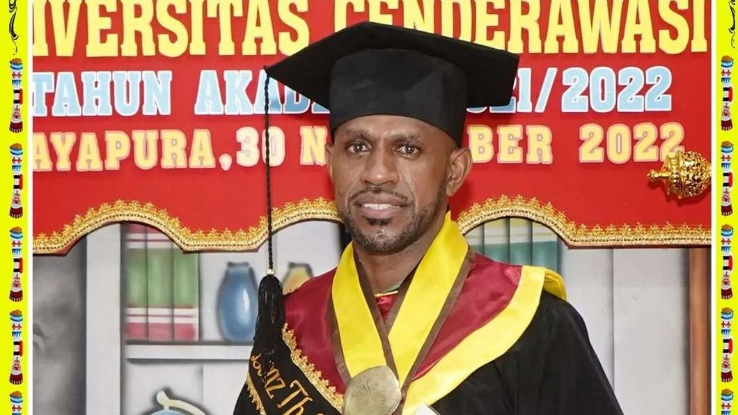 Striker PSS Sleman, Boaz Salossa, meraih gelar Magister Sains dari Universitas Cendrawasih Jayapura, Papua. (Foto: Instagram @boazsalossa)