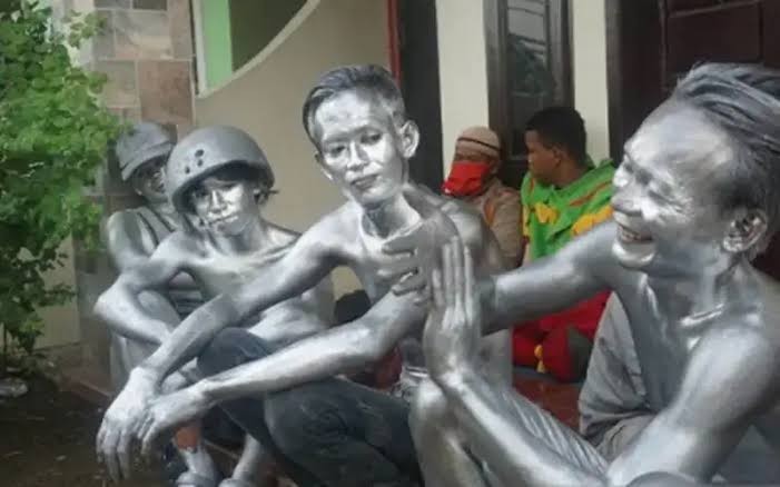 Fatwa haram manusia silver dikeluarkan oleh MUI Sumatera Utara. (Foto: ANTARA)