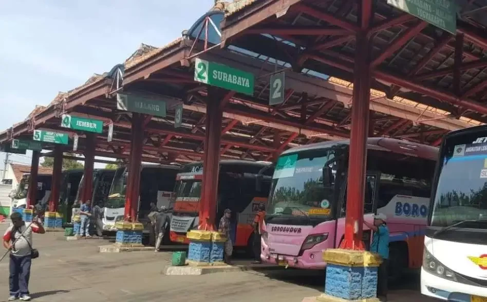 Suasana Terminal Bayuangga, Kota Probolinggo tetap sepi seperti biasanya selama pandemi Covid-19. (Foto: Ikhsan Mahmudi/Ngopibareng.id)