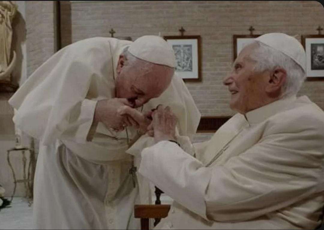 Paus Fransiskus mencium tangan Paus Emeritus Benediktus XVI kesaksian saat hidup Pemimpin Katolik Roma. (Foto: mufakat budaya indonesia)
