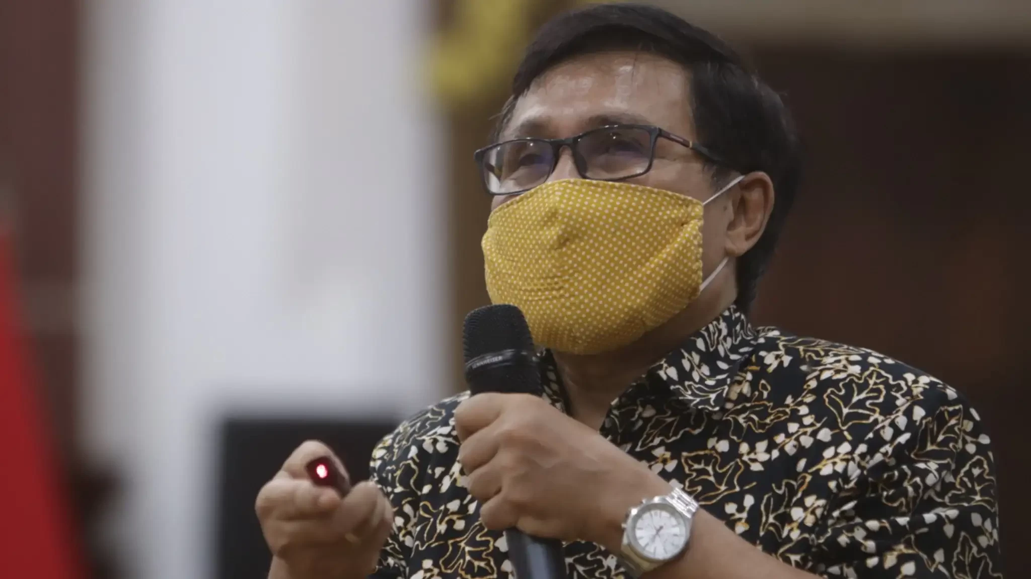 Pakar Epidemologi Unair, Dr Windhu Purnomo soal masker tanpa PPKM. (Foto: Fariz Yarbo/Ngopibareng.id)