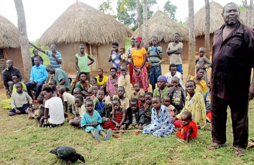 Musa Hasahya, petani berusia 67 tahun di Uganda. Ia akhirnya meminta 12 istrinya untuk menggunakan alat kontrasepsi. (Foto: Dailymail)