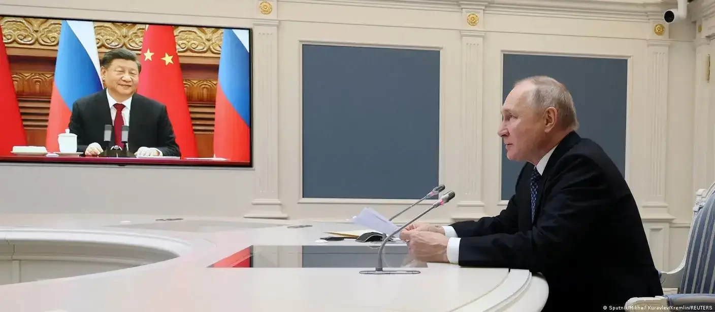 Vladimir Putin dan Xi Jinping dari Cina ketika melakukan pembicaraan serius sebagai "teman baik." (Foto: dw.com)