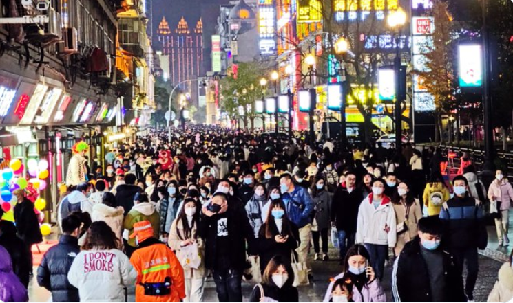 Ribuan orang brekumpul di pusat Wuhan, untuk merayakan tahun baru, Sabtu 31 Desember 2022, malam. Mereka merayakan tahun baru. (Foto: Twitter)