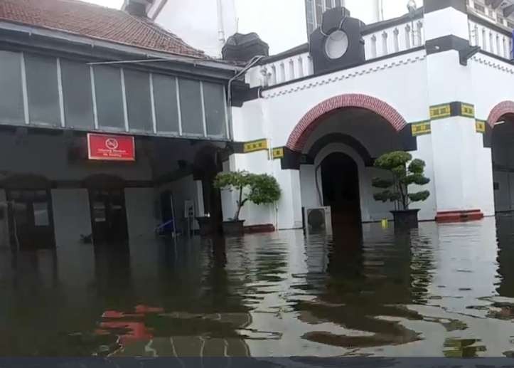 Banjir masih menggenang di Stasiun Tawang Semarang, Minggu 1 Januari 2023. (Foto: Twitter)