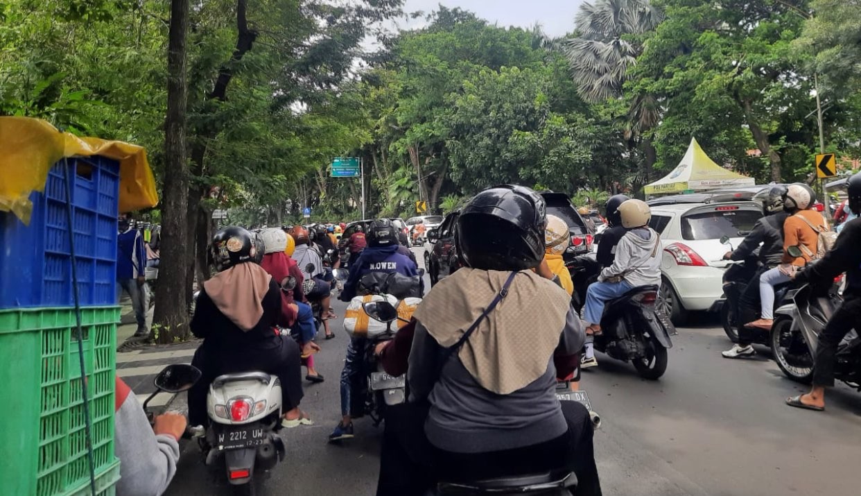 Kemaceta di sekitar taman wisata Kebun Binatang Surabaya (KBS) (Foto: Andhi Dwi/Ngopibareng.id)