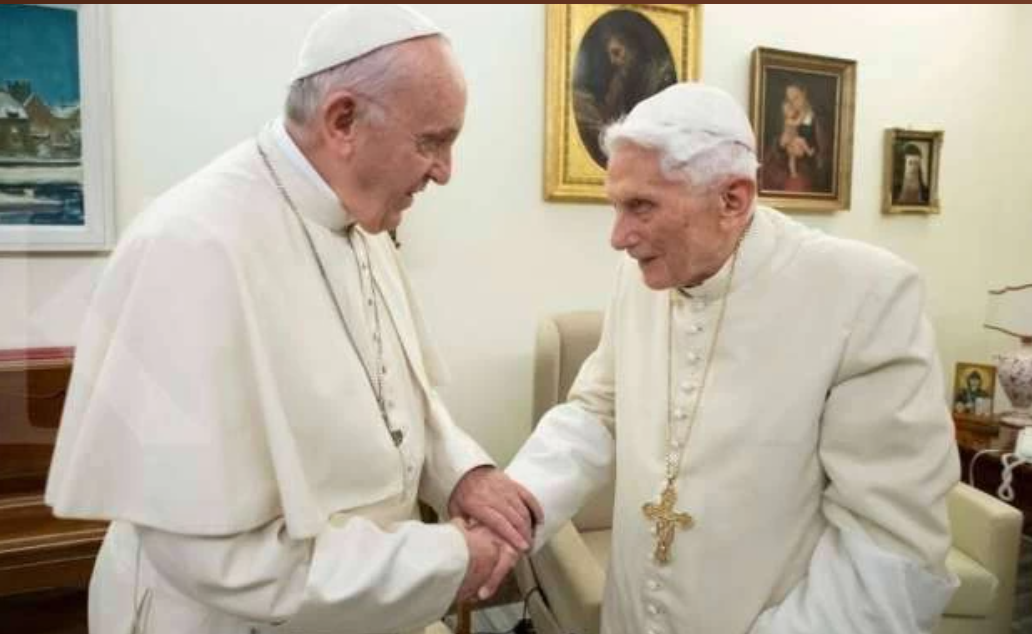 Paus Fransiskus dan mendiang Paus Benediktus. (Foto: Reuters)