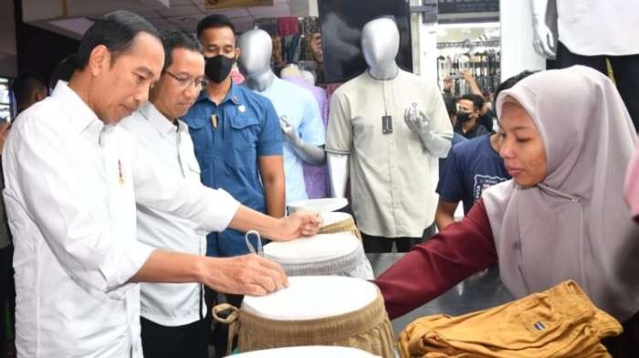 Presiden Jokowi menyapa pedagang Pasar Tanah Abang pasca pencabutan PPKM ( Foto: BPMI Setpres )