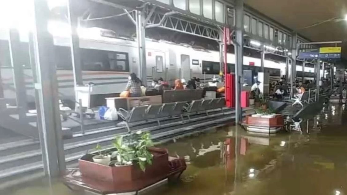 Imbas banjir Semarang yang menggenangi Stasiun Tawang, perjalanan kereta api mengalami keterlambatan ke stasiun tujuan. (Foto: Twitter)