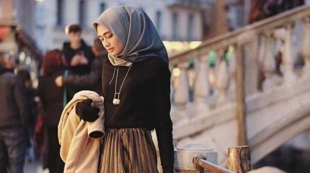 Muslimah yang selalu tampil menawan, menimbang keindahan. (Foto: travellers)