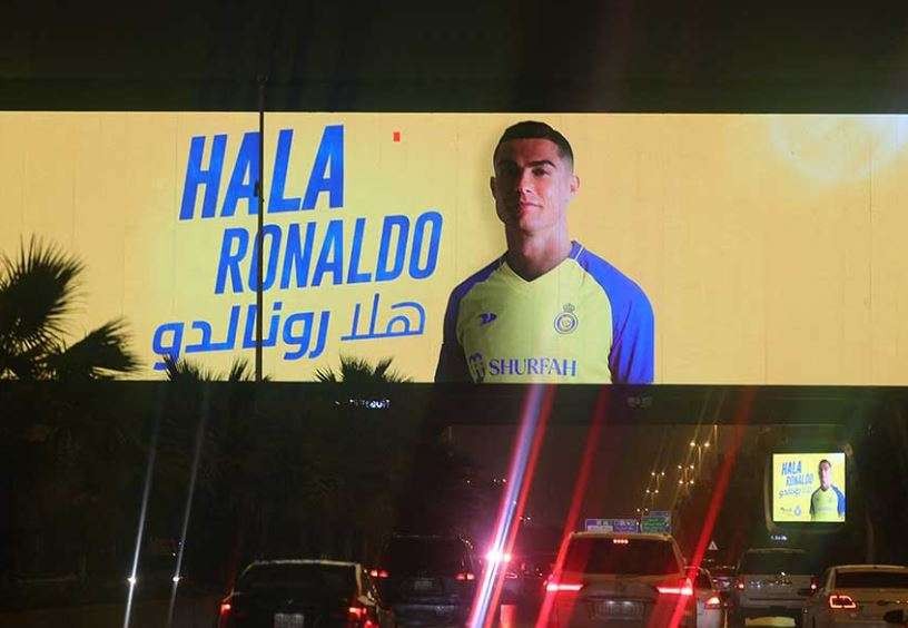 Poster Cristiano Ronaldo tersebar di jalan protokol Riyadh, menjelang perkenalannya kepada fans Al Nassr, Selasa 3 Januari 2023. (Foto: Instagram @alnassr_fc)