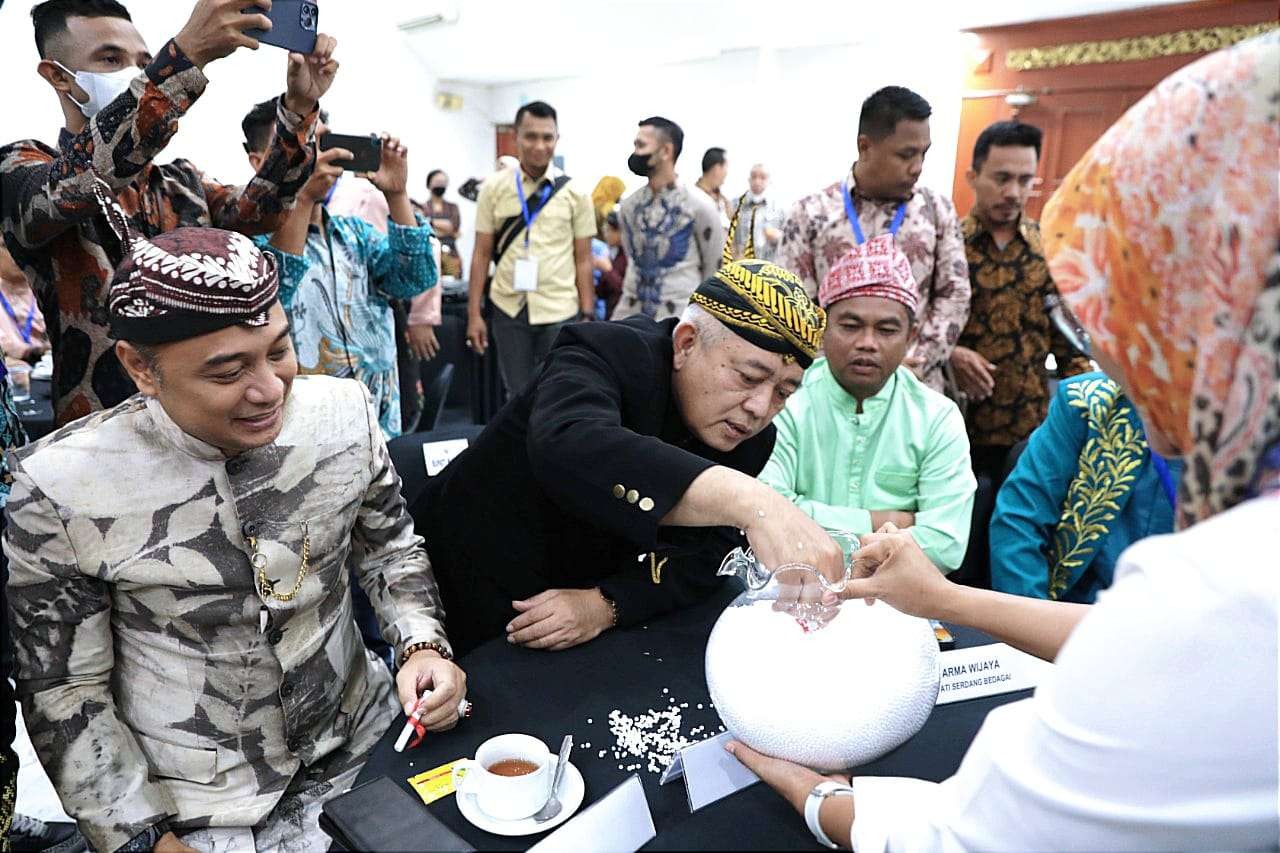 Walikota Surabaya Eri Cahyadi (kiri) menyaksikan Bupati Malang M.Sanusi (tengah) mengambil undian presentasi Anugerah Kebudayaan PWI Pusat. (Foto: PWI Pusat)