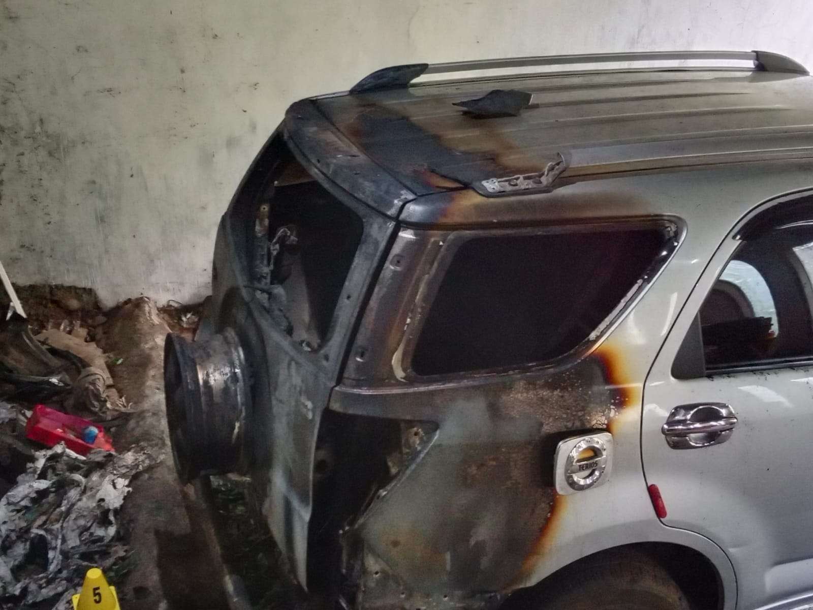 Mobil Daihatsu Terios milik Sanan, warga Desa Kedungsumur, Kecamatan Pakuniran Kabupaten Probolinggo yang dibakar pelaku teror. (Foto: tangkapan layar di medsos)