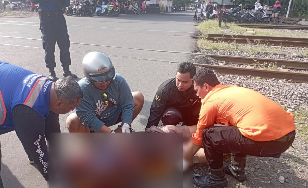 Evakuasi korban tabrakan kereta api dengan sepeda motor di Kapasari (Foto: dok. BPBD Surabaya)