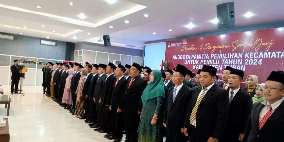 KPU Kabupaten Tuban melantik 100 anggota PPK pemilu 2024 (Foto: Khoirul Huda/Ngopibareng.id)