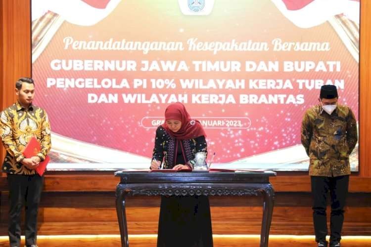 Gubernur Jatim Khofifah Indar Parawansa menandatangani kesepakatan bersama pengelolaan "participating interest" (PI) 10 persen untuk wilayah kerja minyak dan gas Brantas di Gedung Negara Grahadi Surabaya. (Foto: Dokumentasi Jatim)