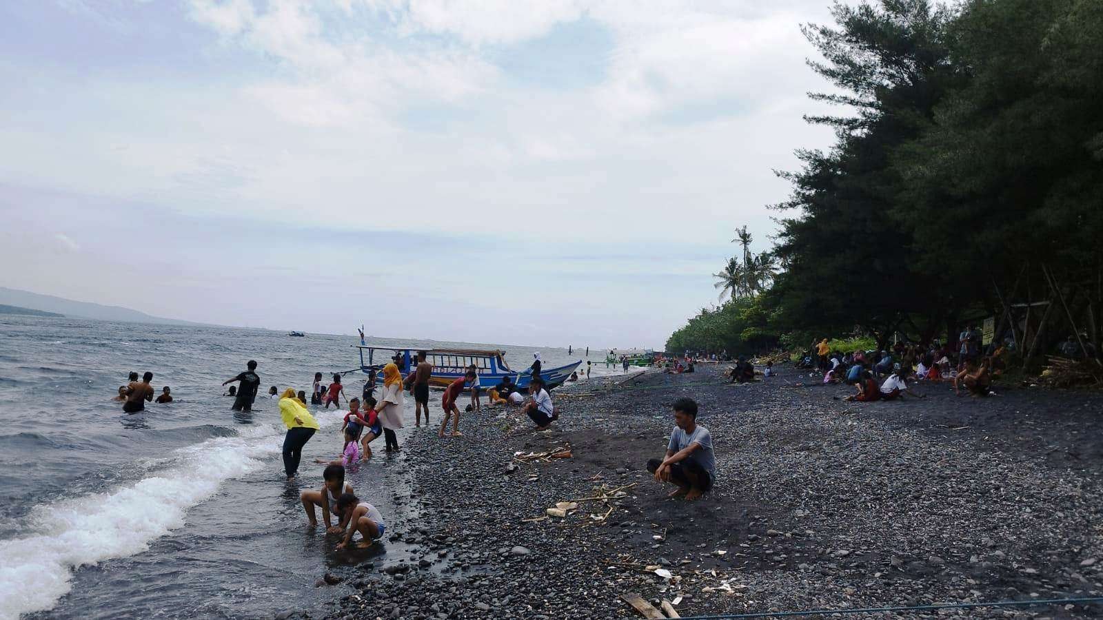 Sejumlah wisatawan sedang menikmati suasana Pantai Grand Watudodol (GWD). Dongkrak wisata Banyuwangi, Jawa Timur. (Foto: Muh Hujaini/Ngopibareng.id)