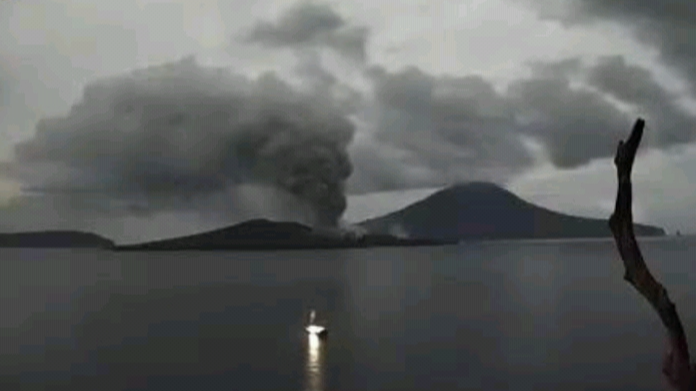 Gunung Anak Krakatau di Perairan Selat Sunda mengalami erupsi sejak Kamis, 5 Januari 2023 dini hari. (Foto: KESDM)