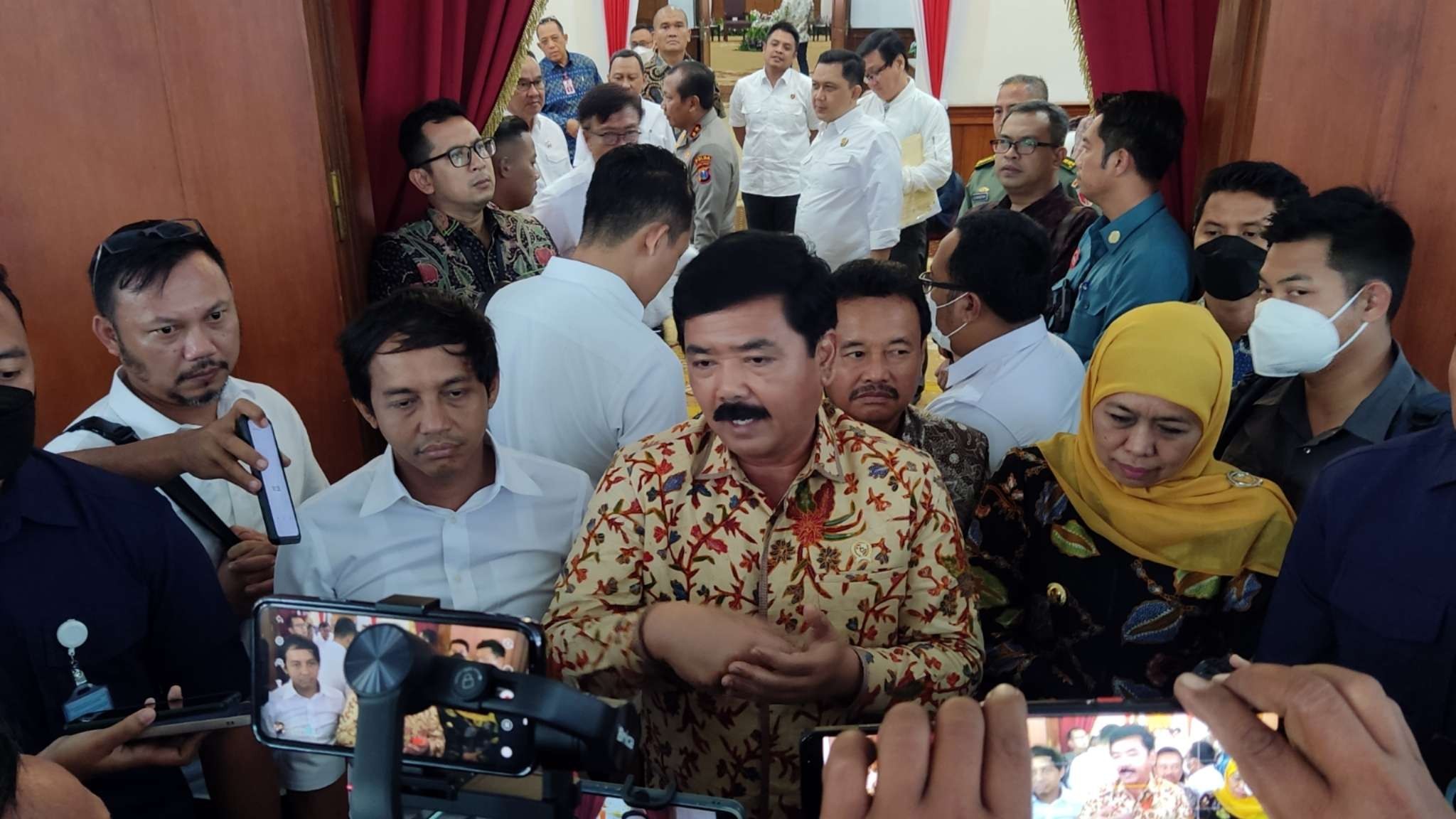 Menteri ATR/BPN, Hadi Tjahjanto, usai rapat di Gedung Negara Grahadi, Surabaya, Kamis 5 Januari 2022. Ia akan tindak tegas mafia tanah. (Foto: Fariz Yarbo/Ngopibareng.id)