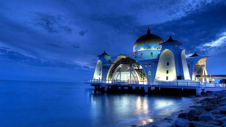 Masjid dibangun di dekat laut, keindahan yang menakjubkan. (Foto:travellers)