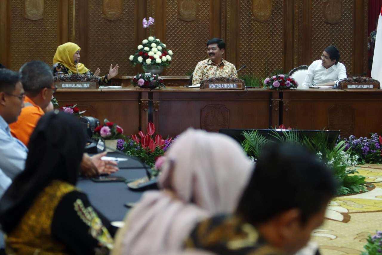 Menteri ATR/BPR, Hadi Tjahjanto (tengah) dalam rapat koordinasi di Gedung Negara Grahadi, Surabaya, Kamis 5 Januari 2022. (Foto: Istimewa)