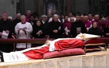 Jenazah Paus Emeritus Benediktus XVI disemayamkan di St. Peter's Basilica, Vatikan, Senin 2 Januari 2023. Paus Benediktus XVI meninggal dunia pada 31 Desember 2022. (Foto: Vatican Media/Handout via Reuters)