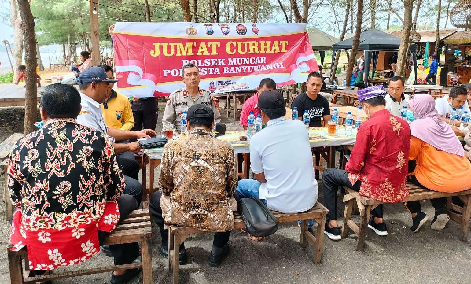 Kapolsek, Camat dan Kepala Desa se-Kecamatan Muncar berembug untuk meningkatkan layanan dan kamtibmas (foto:istimewa)