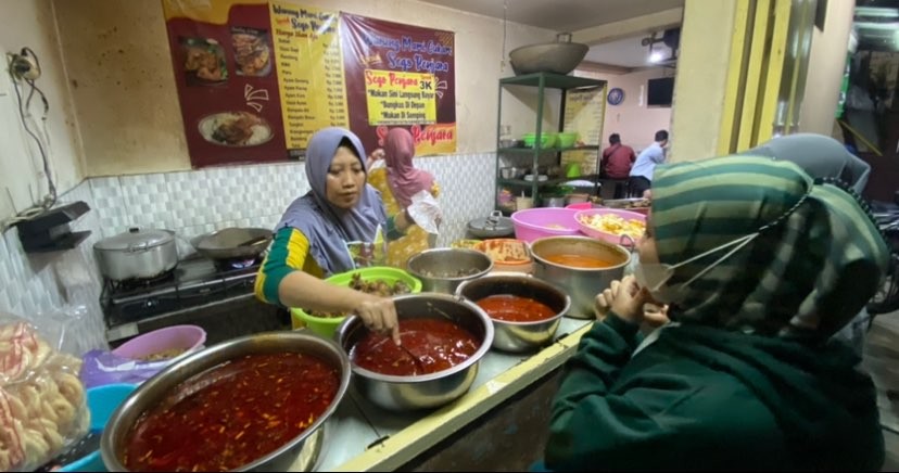 Para pelanggan mulai berkunjung ke kuliner Sego Penjara di Kota Malang selepas salat Maghrib. (Foto: Lalu Theo/Ngopibareng.id)