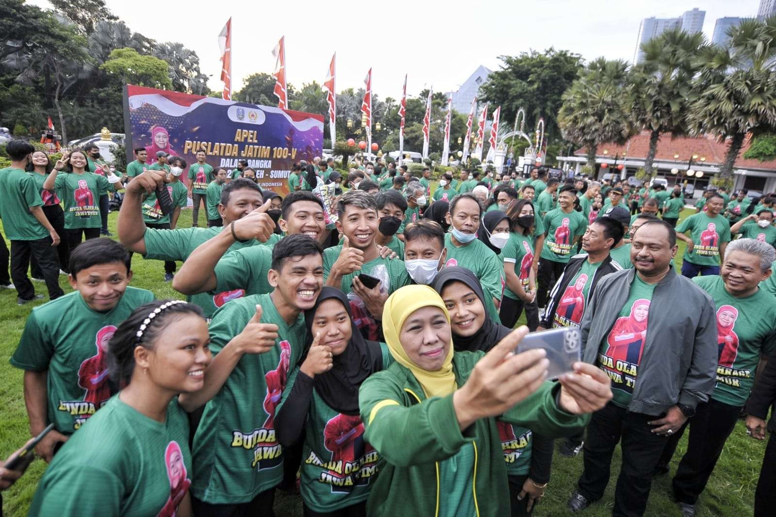Gubernur Jatim, Khofifah Indar Parawansa berfoto bersa para atlet Puslatda Jatim di Gedung Negara Grahadi, Surabaya, Jumat 6 Januari 2022. (Foto: KONI Jatim)