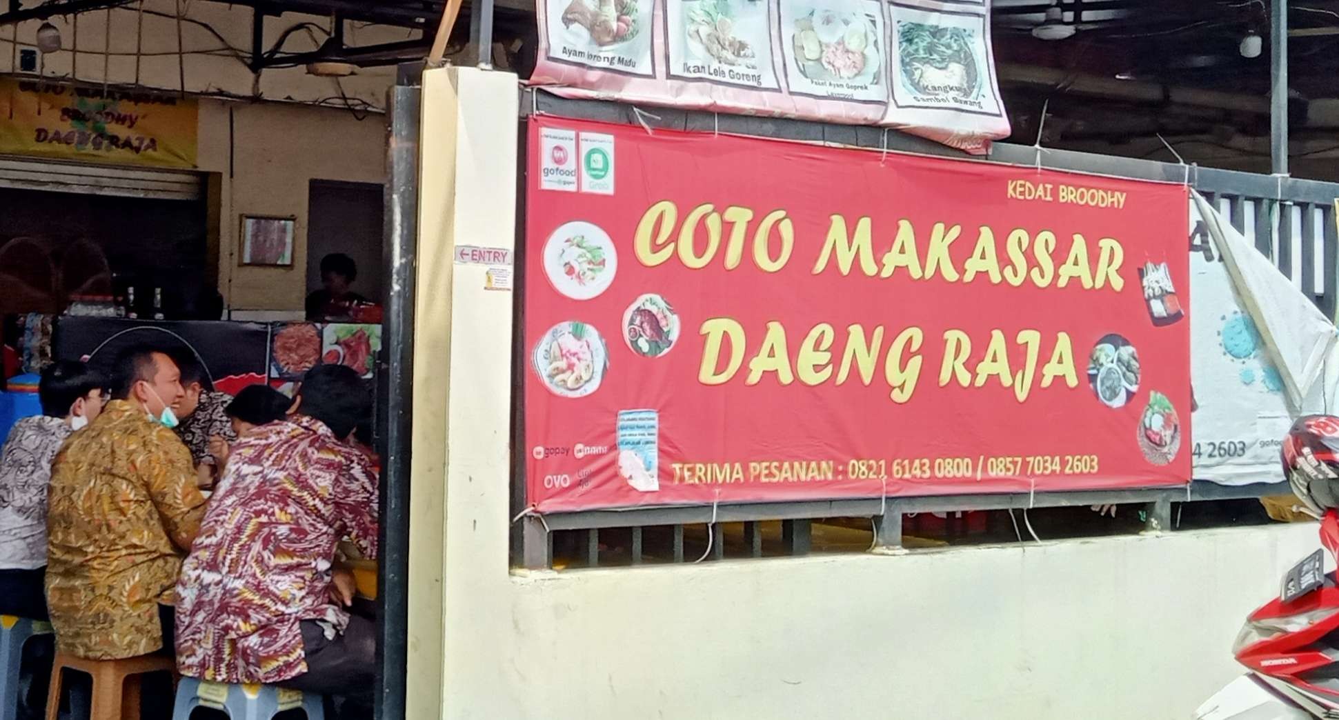 Kedai Coto Makassar Daeng Raja di kawasan Slipi, Jakarta Barat. (Foto: Asmanu Sudharso/Ngopibareng.id)
