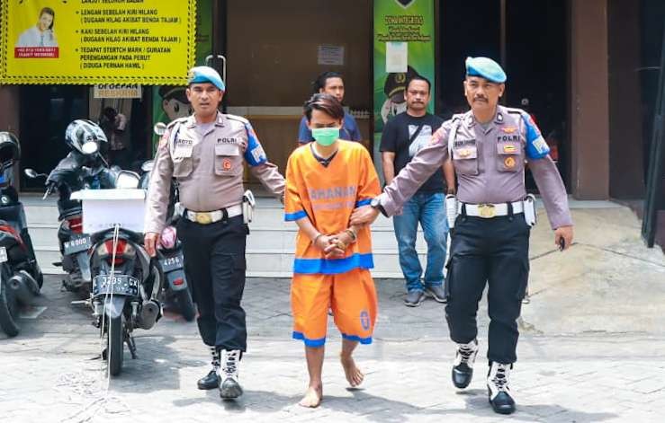 Tersangka AY saat diamankan petugas Polresta Sidoarjo (Foto: Aini/Ngopibareng.id)