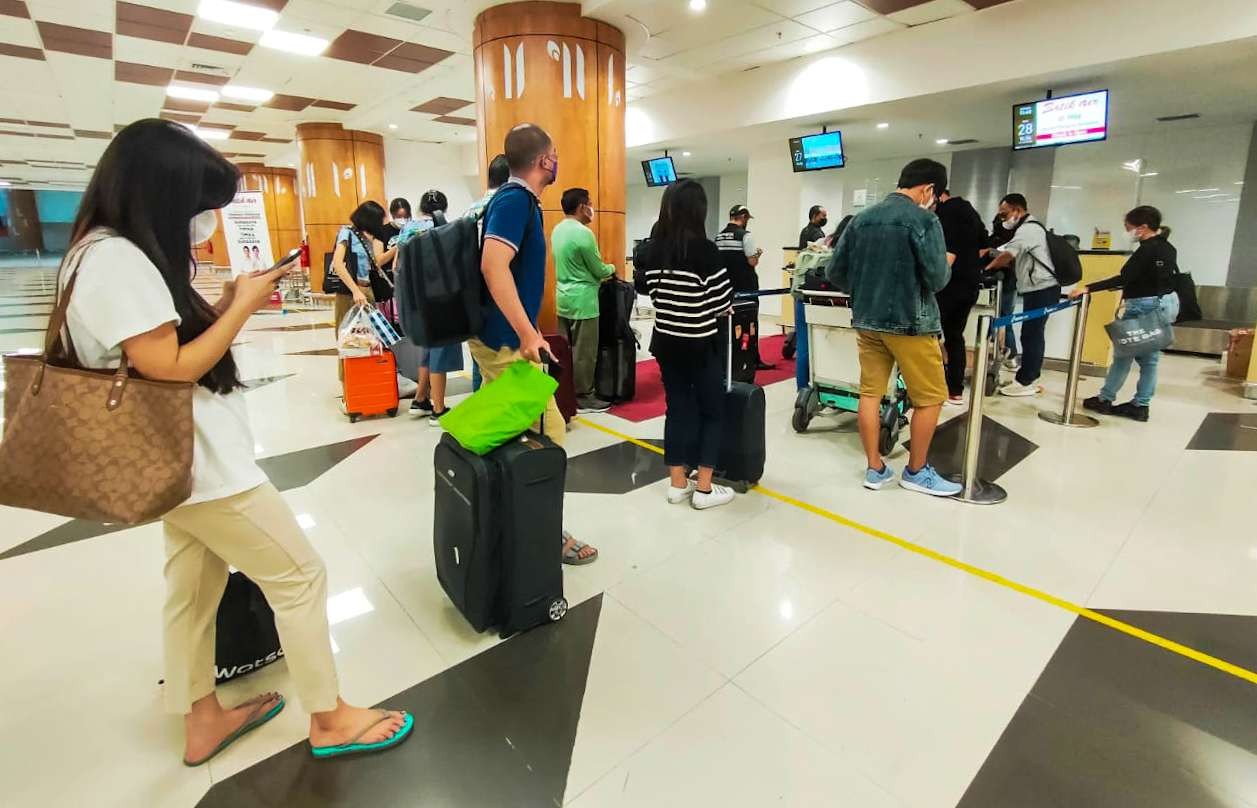 Antrean penumpang di lobi tiket Bandara Internasional Juanda. Penumpang domestik mendominasi. (Foto: Aini Arifin/Ngopibareng.id)